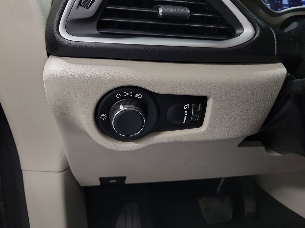 Used 2020 Chrysler Voyager L image 22