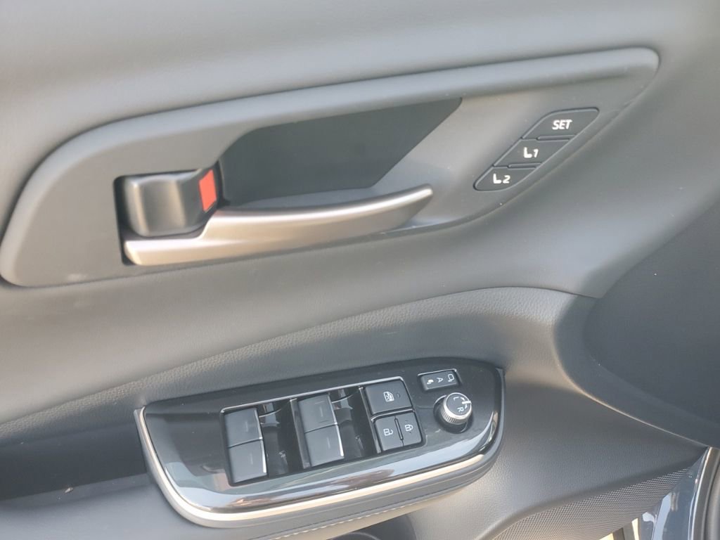 Used 2025 Toyota Crown Signia w/ Advanced Technology Package image 15