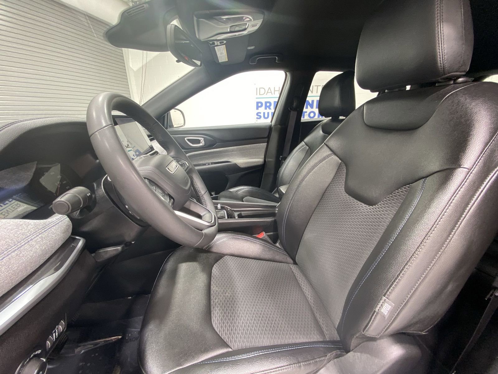 Used 2025 Jeep Compass Latitude image 11