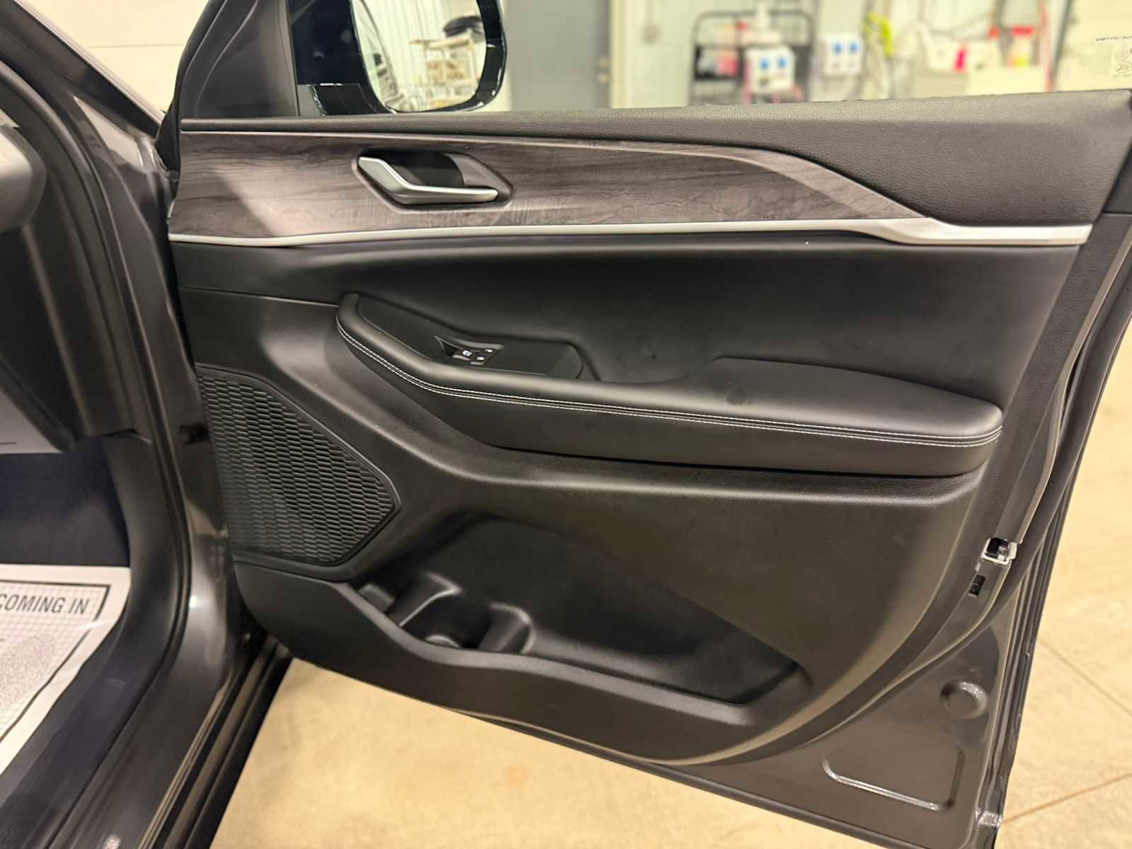 Used 2023 Jeep Grand Cherokee Limited AWD/4WD image 30