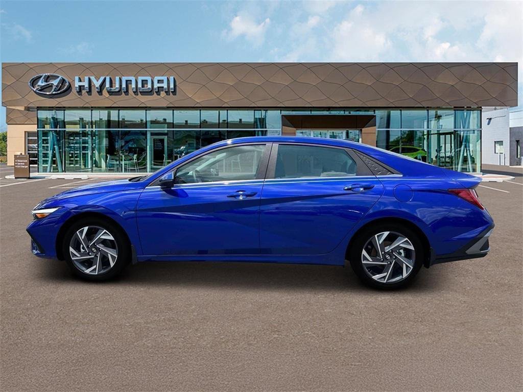 New 2025 Hyundai Elantra Limited w/ Cargo Package image 3
