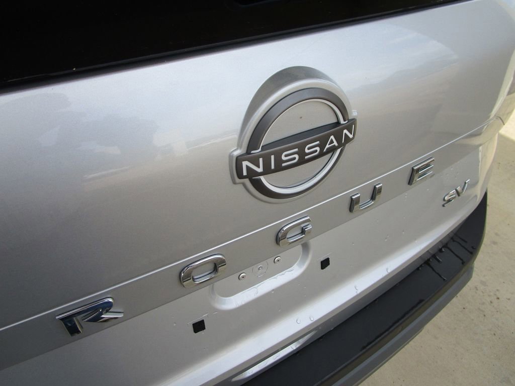 Used 2023 Nissan Rogue SV image 10