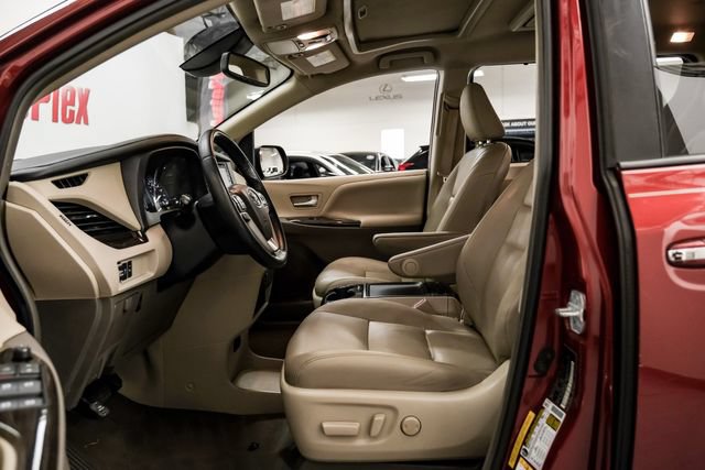 Used 2019 Toyota Sienna XLE Premium FWD image 4