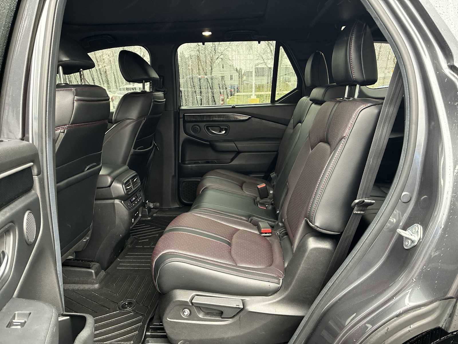 Used 2025 Honda Pilot Black Edition image 26