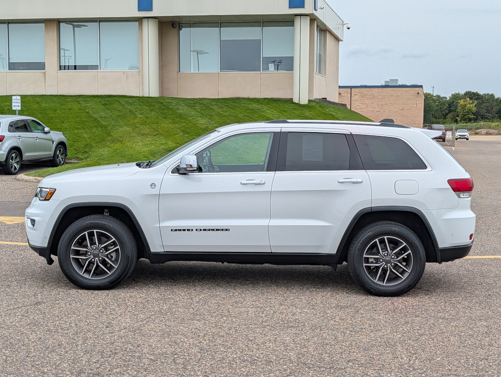 Used 2021 Jeep Grand Cherokee Limited w/ Luxury Group II AWD/4WD image 2