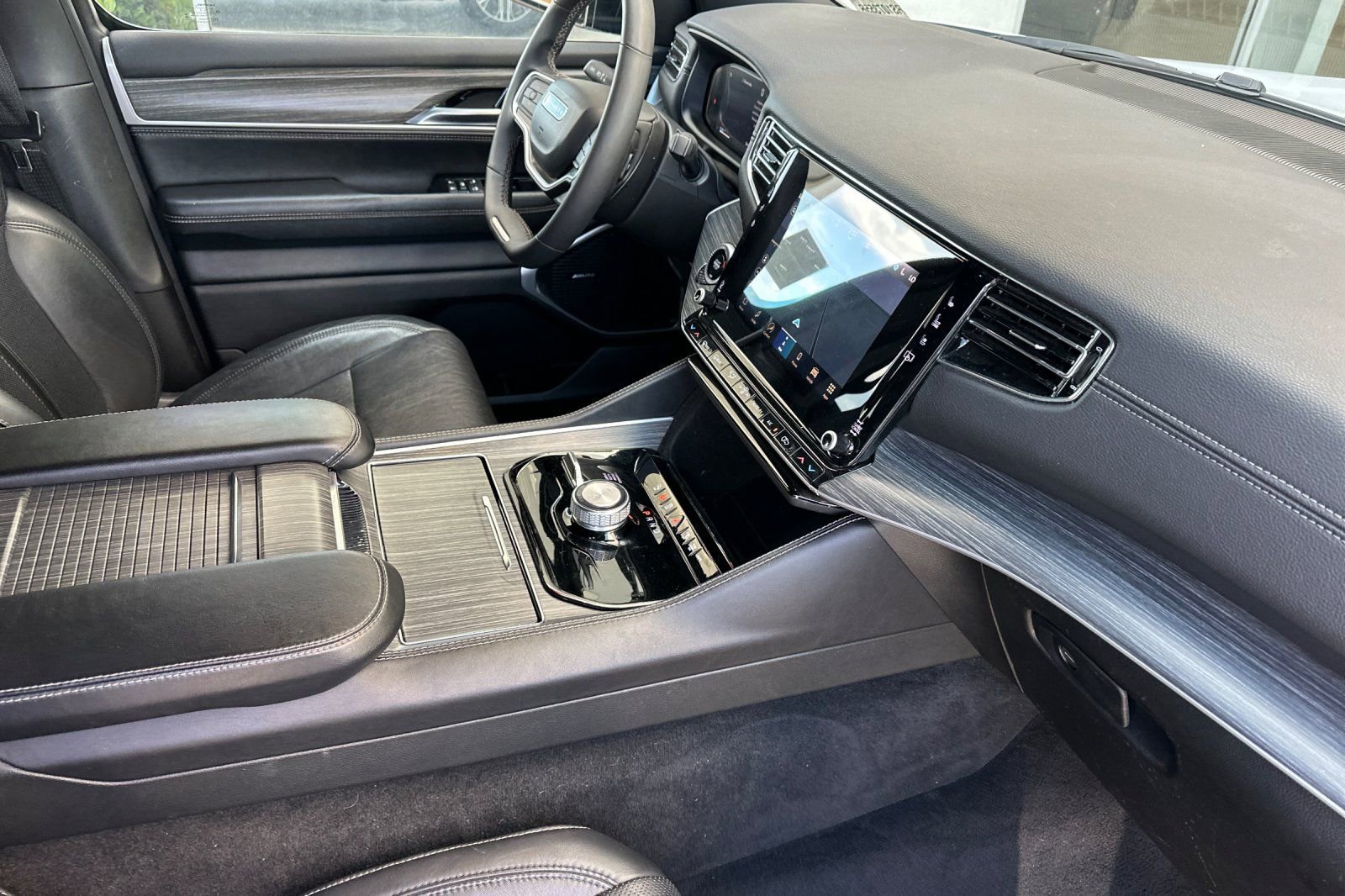 Used 2024 Jeep Wagoneer L Series II w/ Flexible Seating Group AWD/4WD image 17