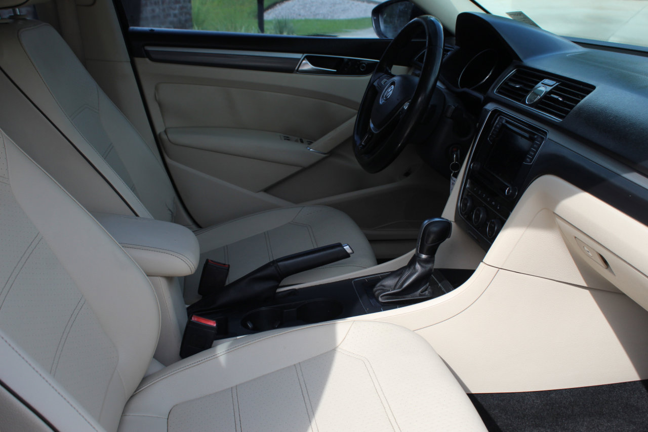 Used 2017 Volkswagen Passat 1.8T R-Line image 14