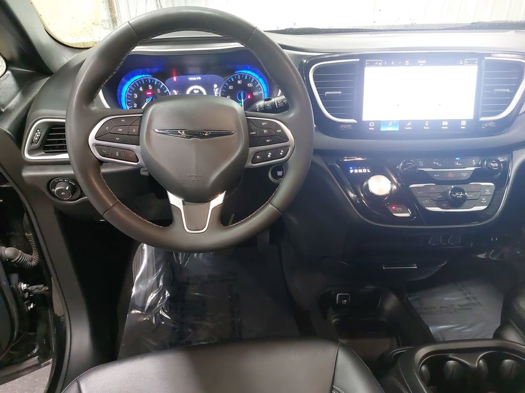 Used 2025 Chrysler Pacifica Select FWD image 15