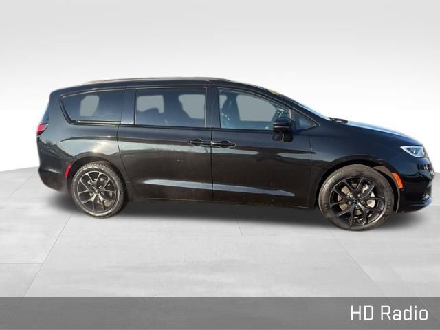 Used 2022 Chrysler Pacifica Touring-L w/ Uconnect Theater Family Group image 15