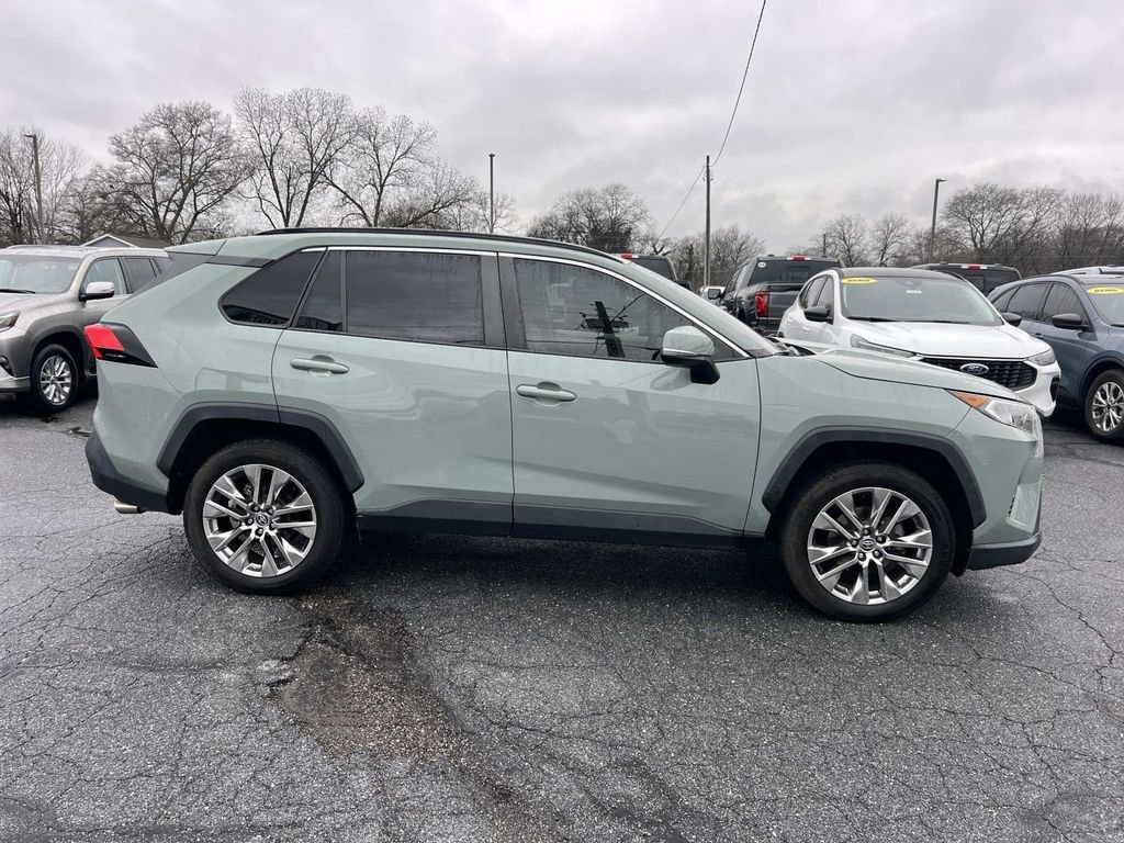 Used 2020 Toyota RAV4 XLE Premium image 8