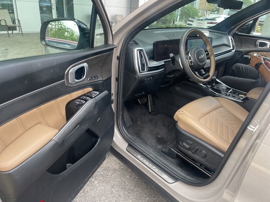 Certified 2025 Kia Sorento SX Prestige w/ Olive Brown Leather Package image 5