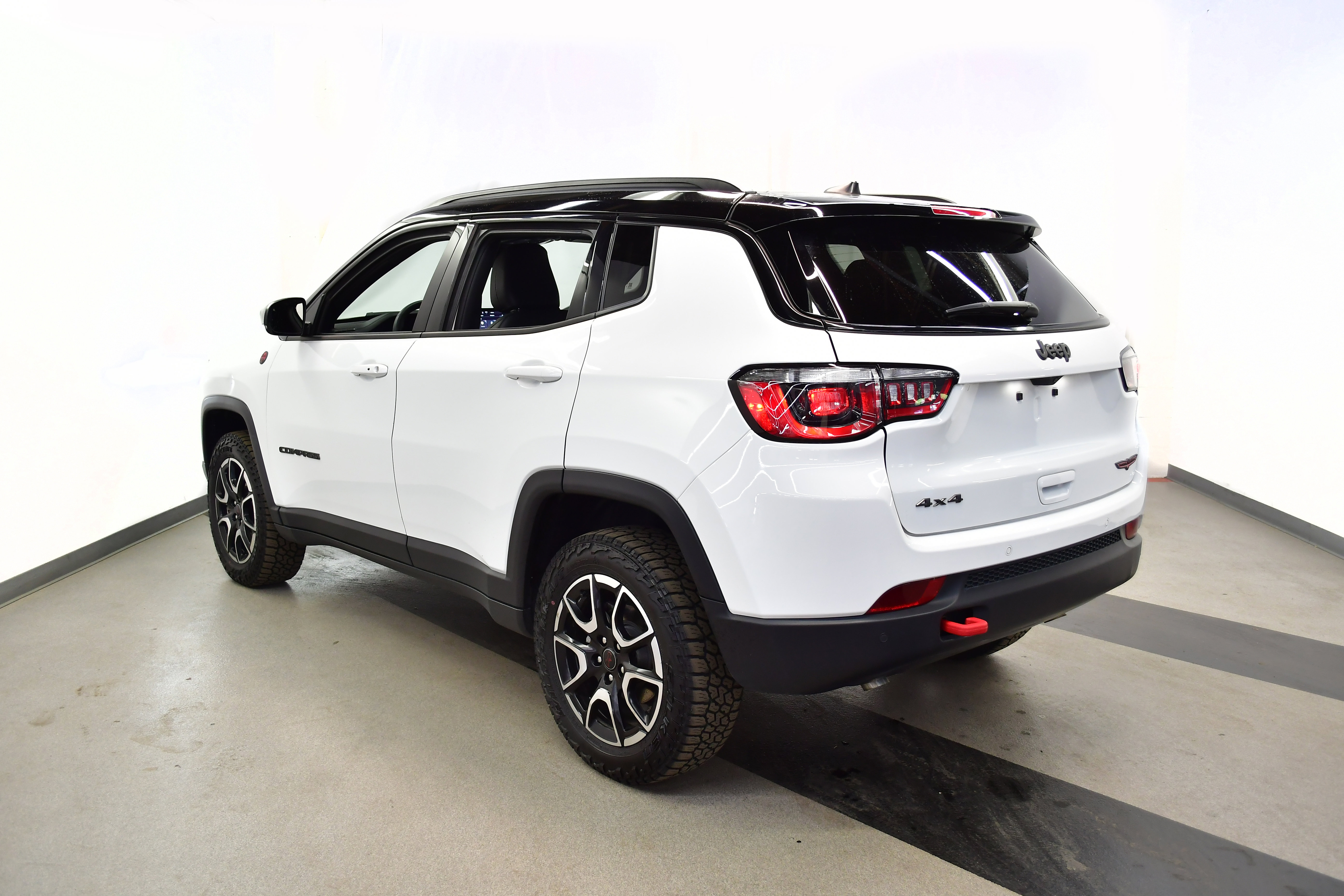 Used 2025 Jeep Compass Trailhawk AWD/4WD image 5