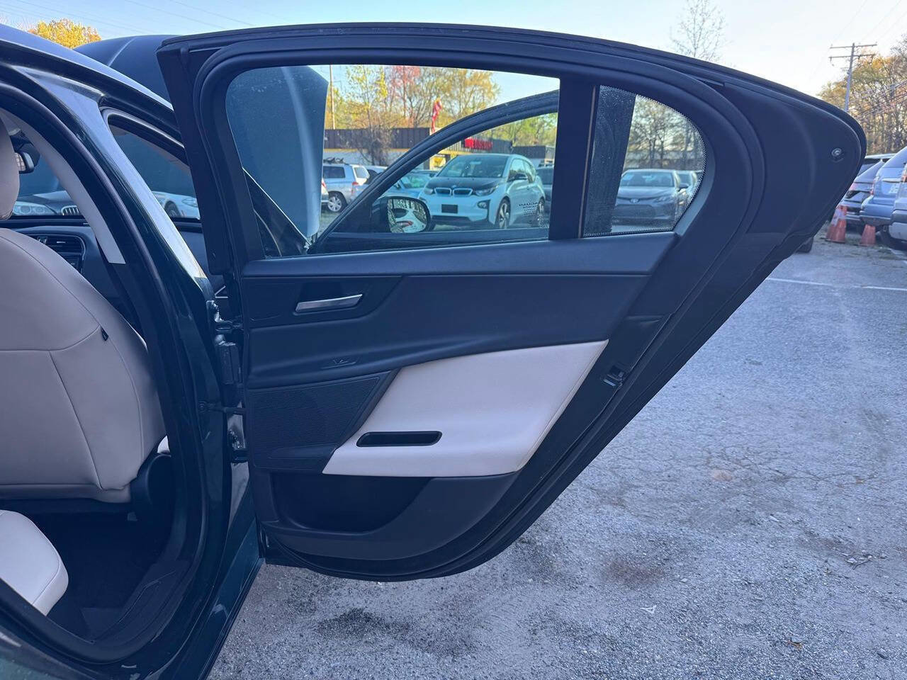 Used 2017 Jaguar XE Premium image 16