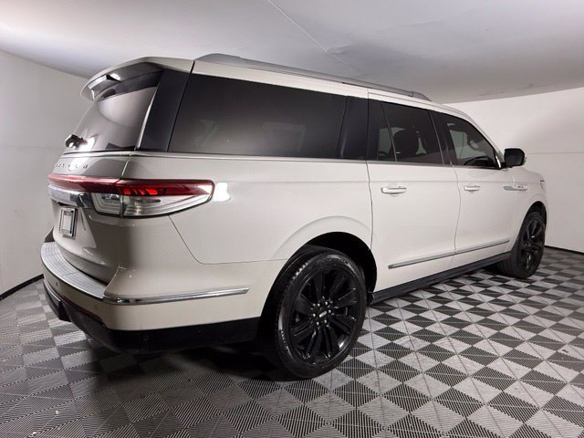 Used 2023 Lincoln Navigator L Reserve AWD/4WD image 7