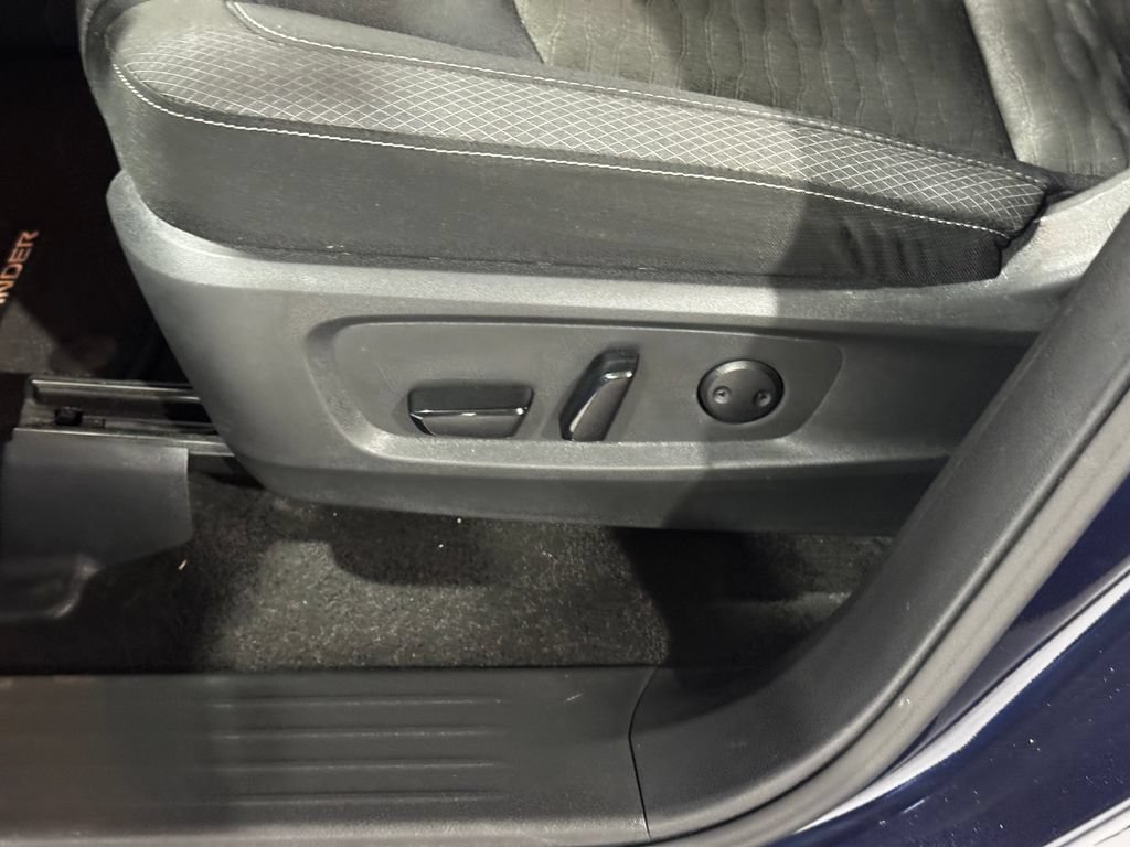Used 2025 Nissan Pathfinder SV AWD/4WD image 19