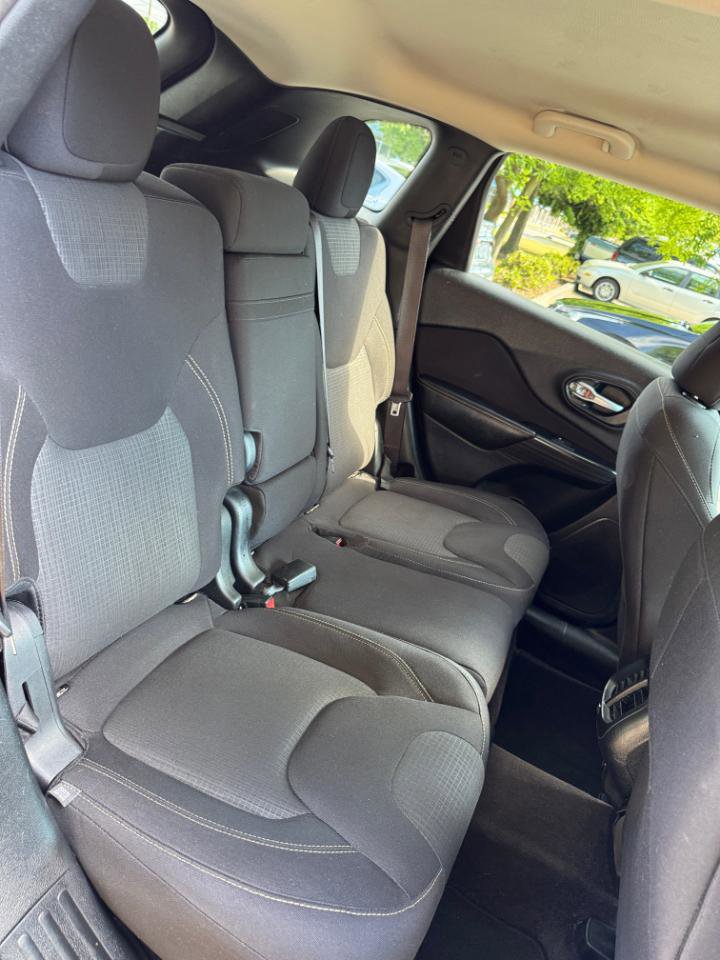 Used 2016 Jeep Cherokee Latitude w/ Safety/Convenience Group AWD/4WD image 14