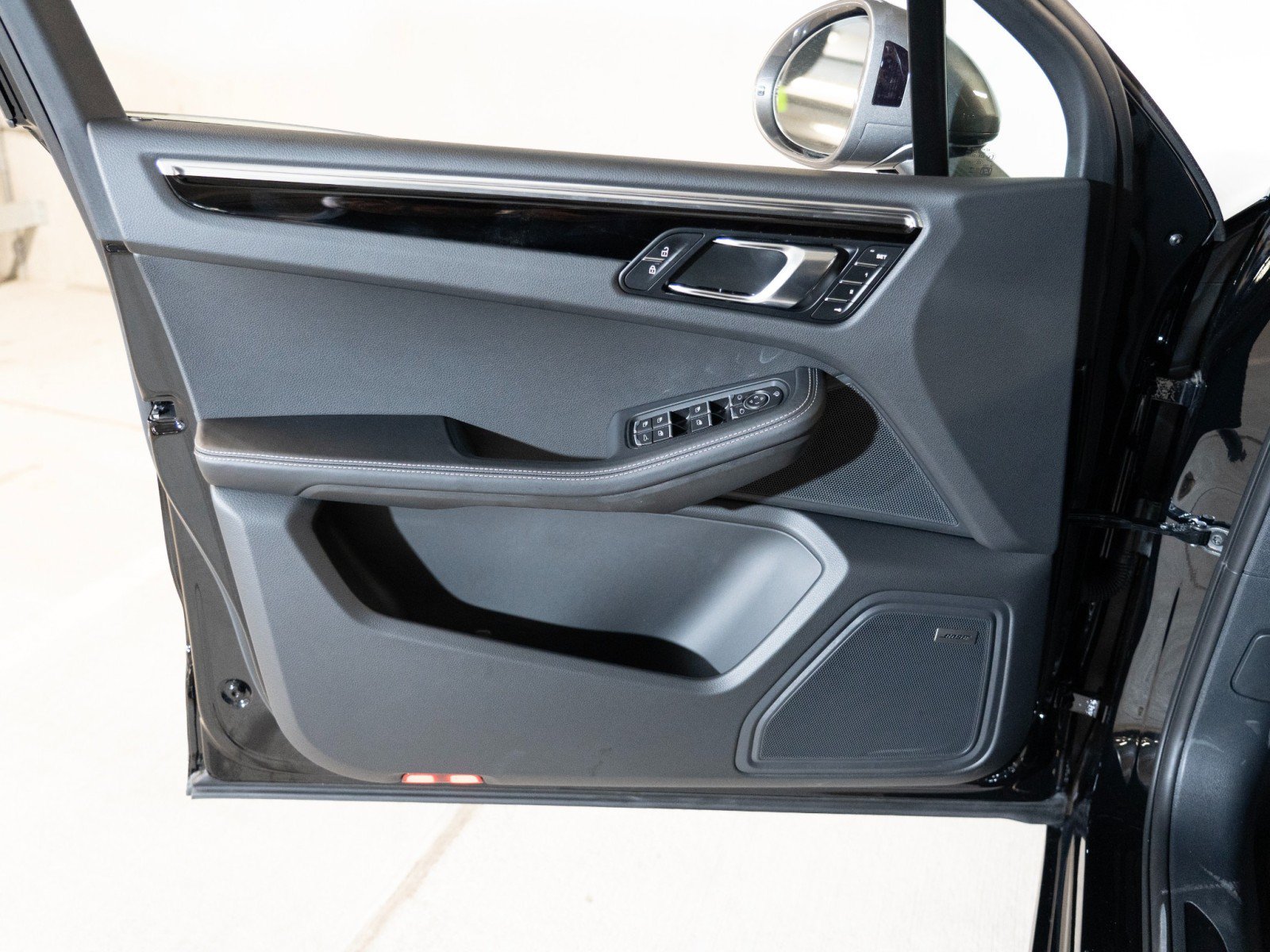 Certified 2025 Porsche Macan Turbo AWD/4WD image 16