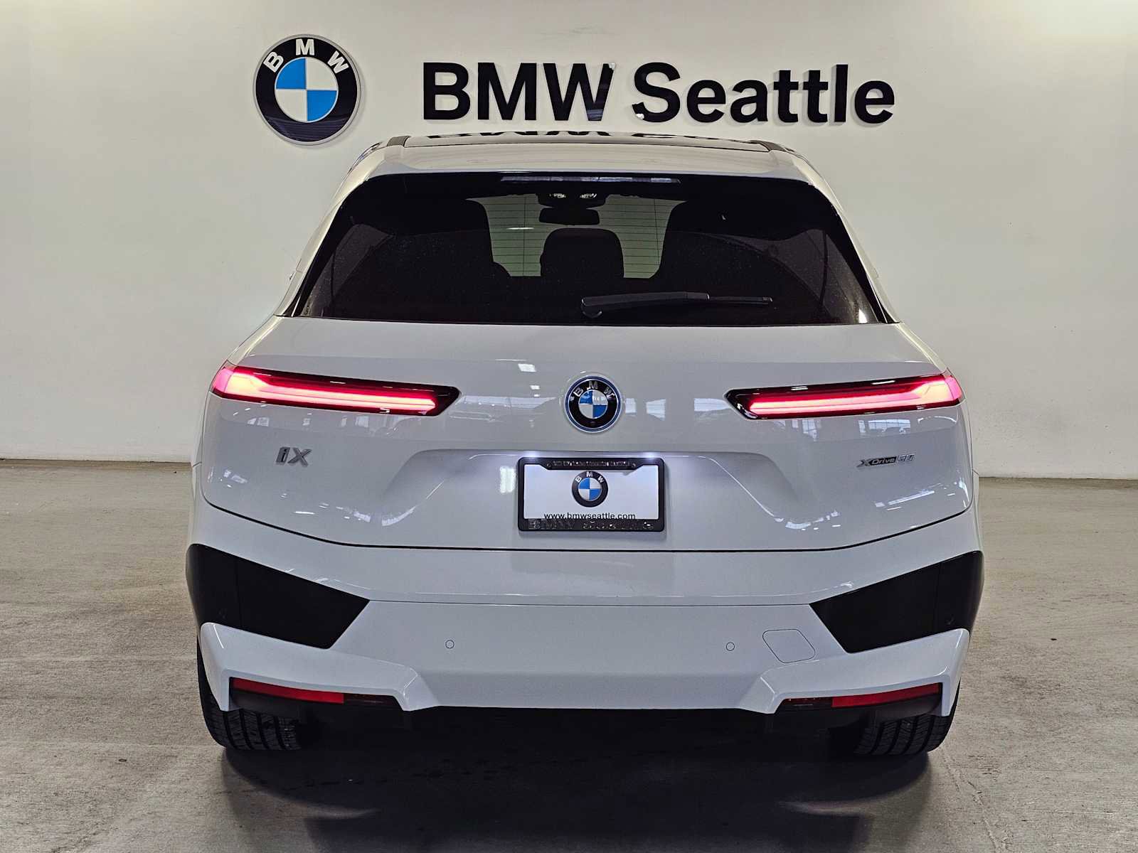 Used 2024 BMW iX xDrive50 w/ Premium Package image 5