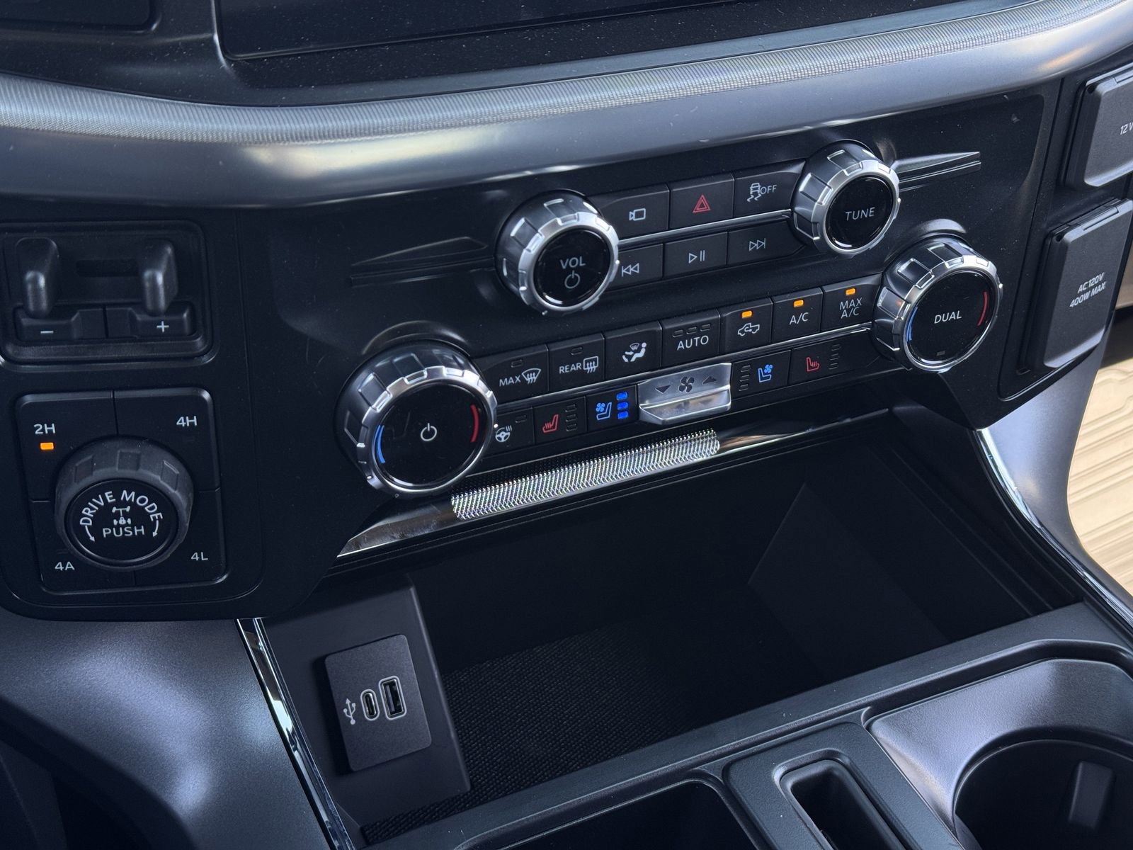 Used 2025 Ford F150 Lariat w/ Equipment Group 501A Mid image 22