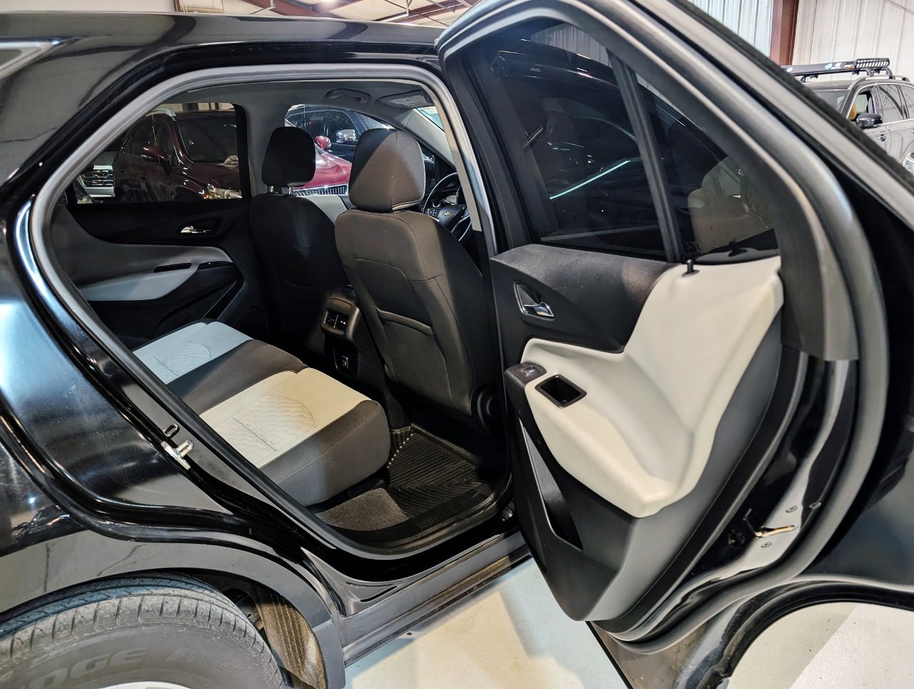 Used 2020 Chevrolet Equinox LS image 25