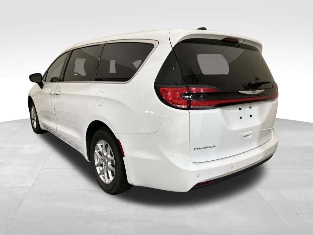 Used 2023 Chrysler Pacifica Touring-L image 3