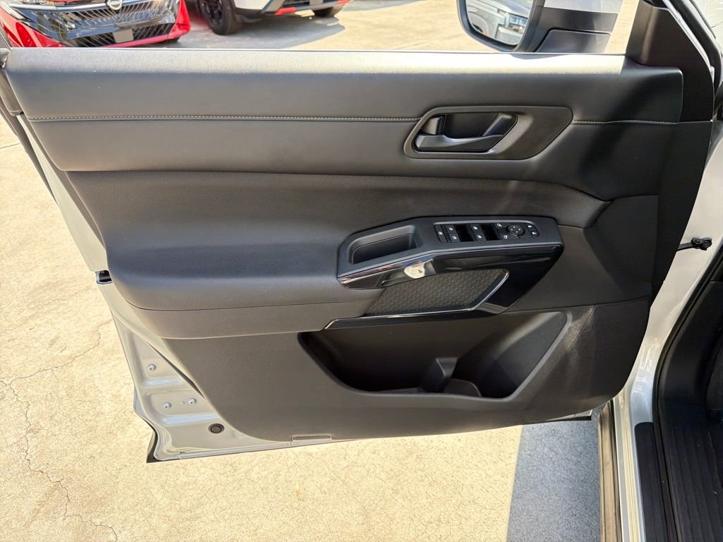 Used 2024 Nissan Pathfinder SV image 15