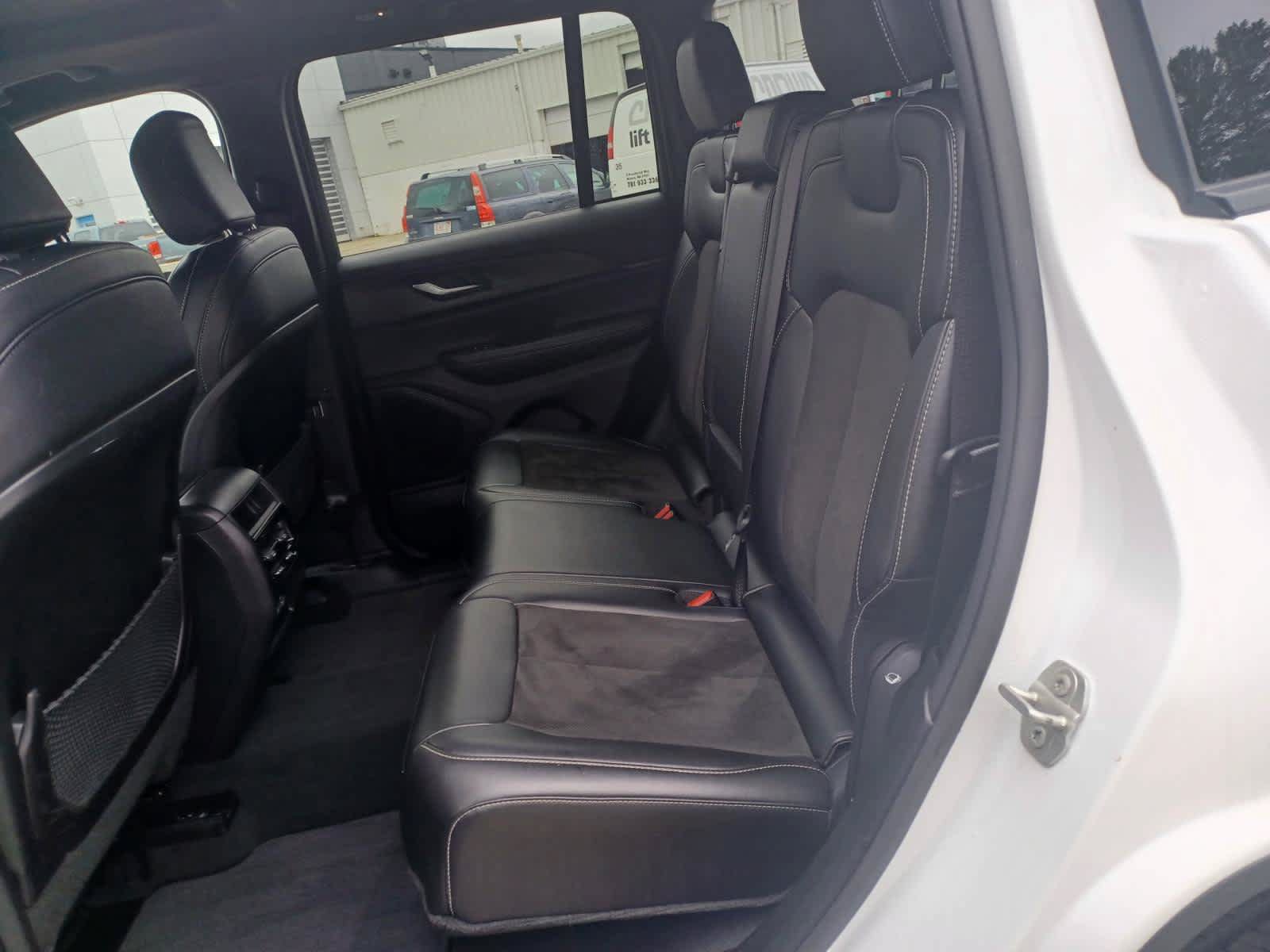 Used 2023 Jeep Grand Cherokee Altitude AWD/4WD image 18