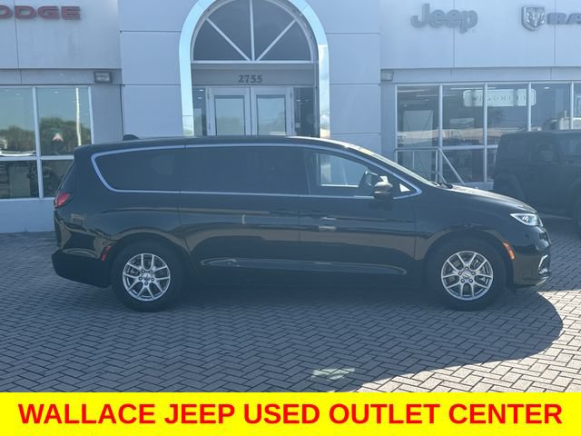 Used 2025 Chrysler Pacifica Select FWD image 6