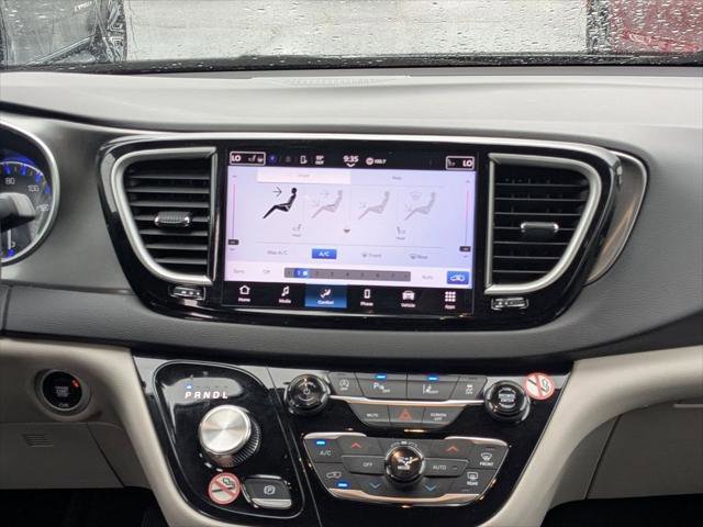 Certified 2024 Chrysler Pacifica Touring-L FWD image 19