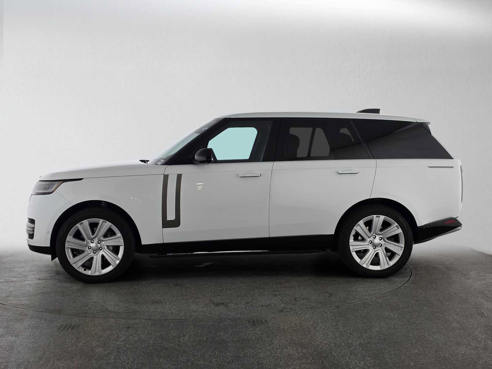 Used 2023 Land Rover Range Rover SE AWD/4WD image 2