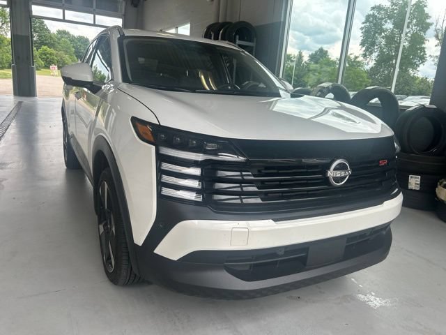 Used 2025 Nissan Kicks SR AWD/4WD image 2