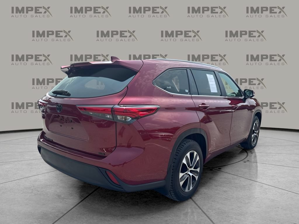 Used 2023 Toyota Highlander XLE FWD image 3