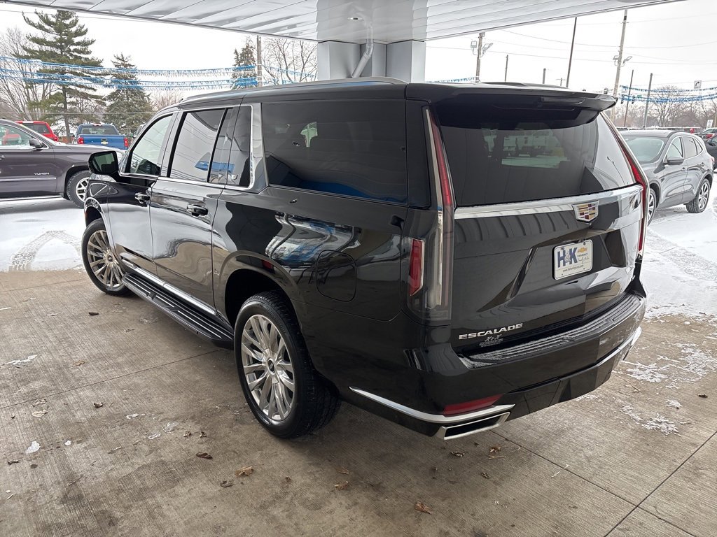 Used 2024 Cadillac Escalade ESV Premium Luxury image 4