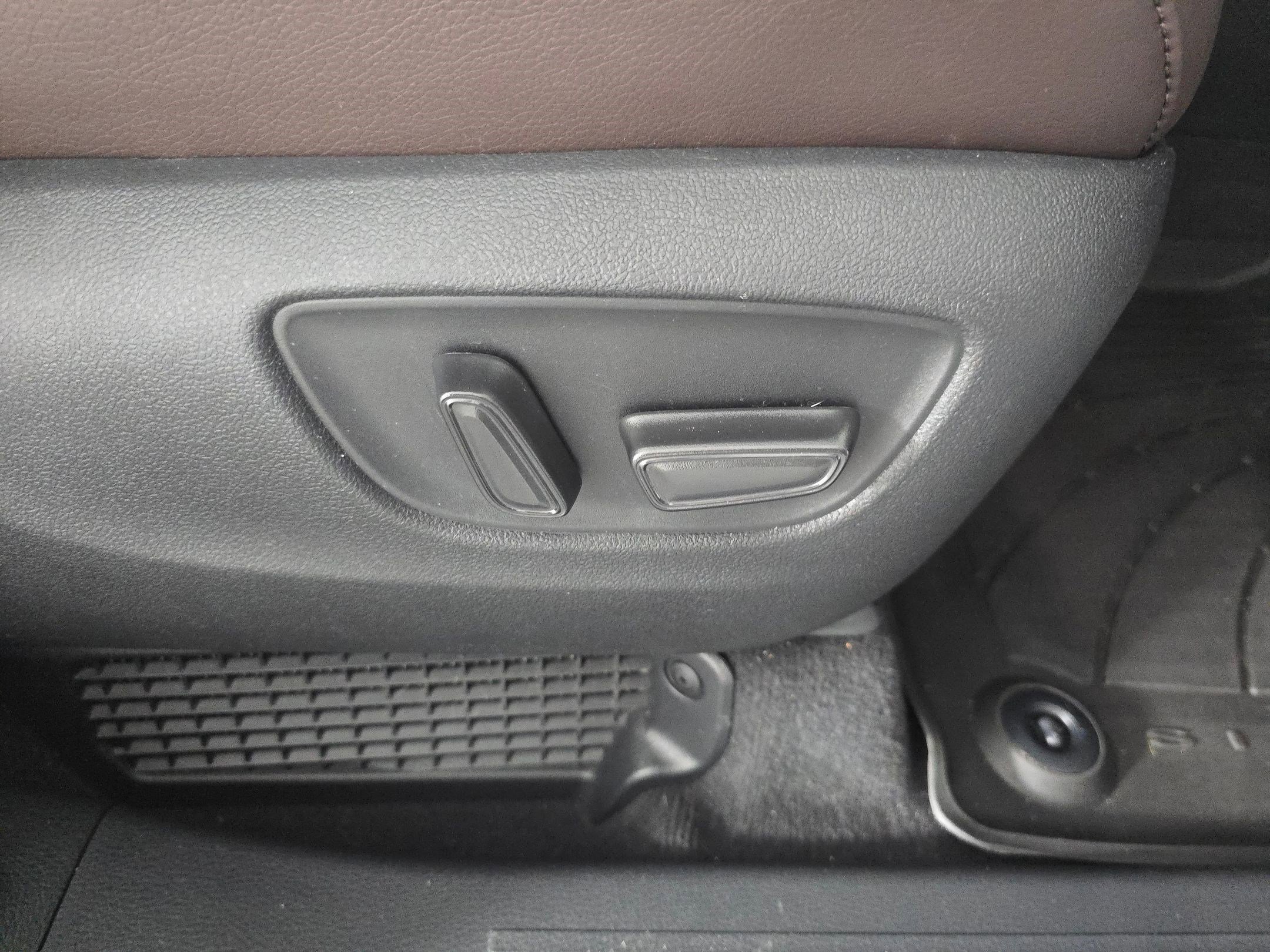 Used 2024 Toyota Sienna Platinum image 33