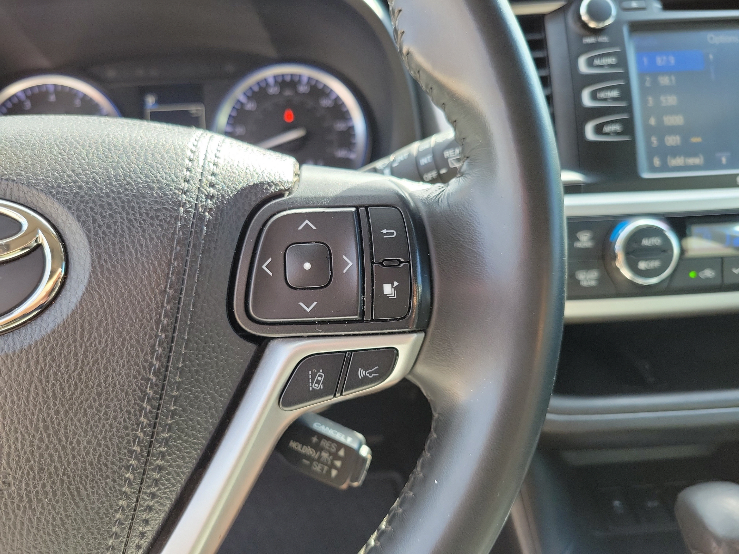 Used 2019 Toyota Highlander SE FWD image 14