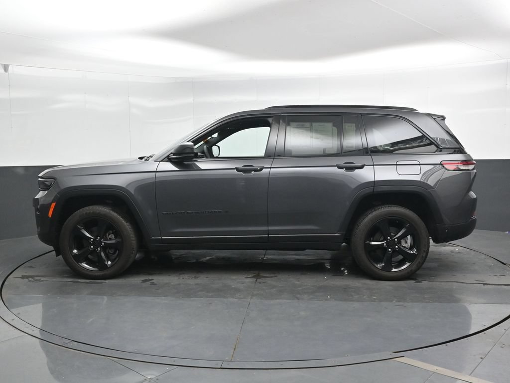 Used 2025 Jeep Grand Cherokee Altitude AWD/4WD image 8
