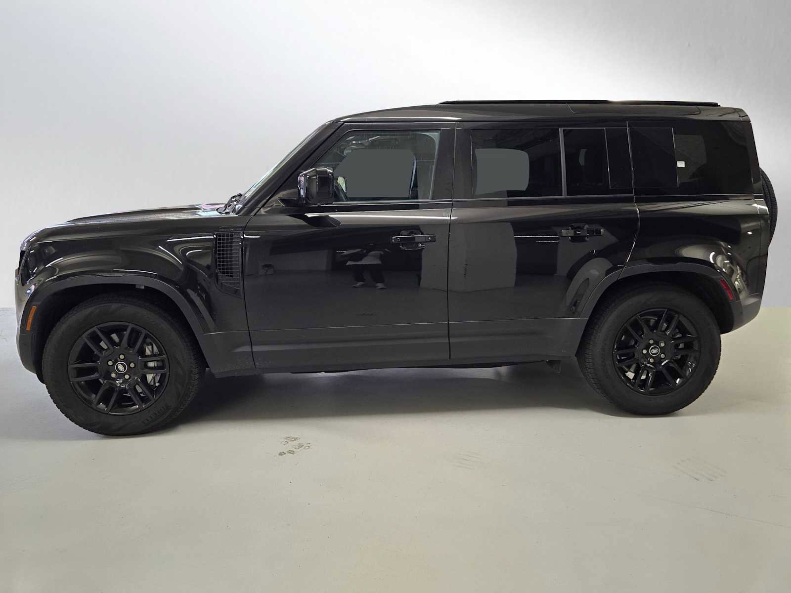 Used 2025 Land Rover Defender 110 S AWD/4WD image 2