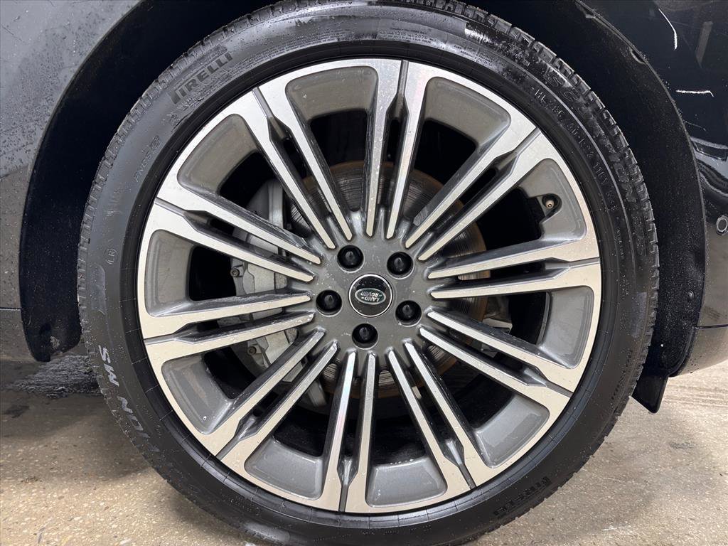 Used 2025 Land Rover Range Rover Long Wheelbase SE image 11