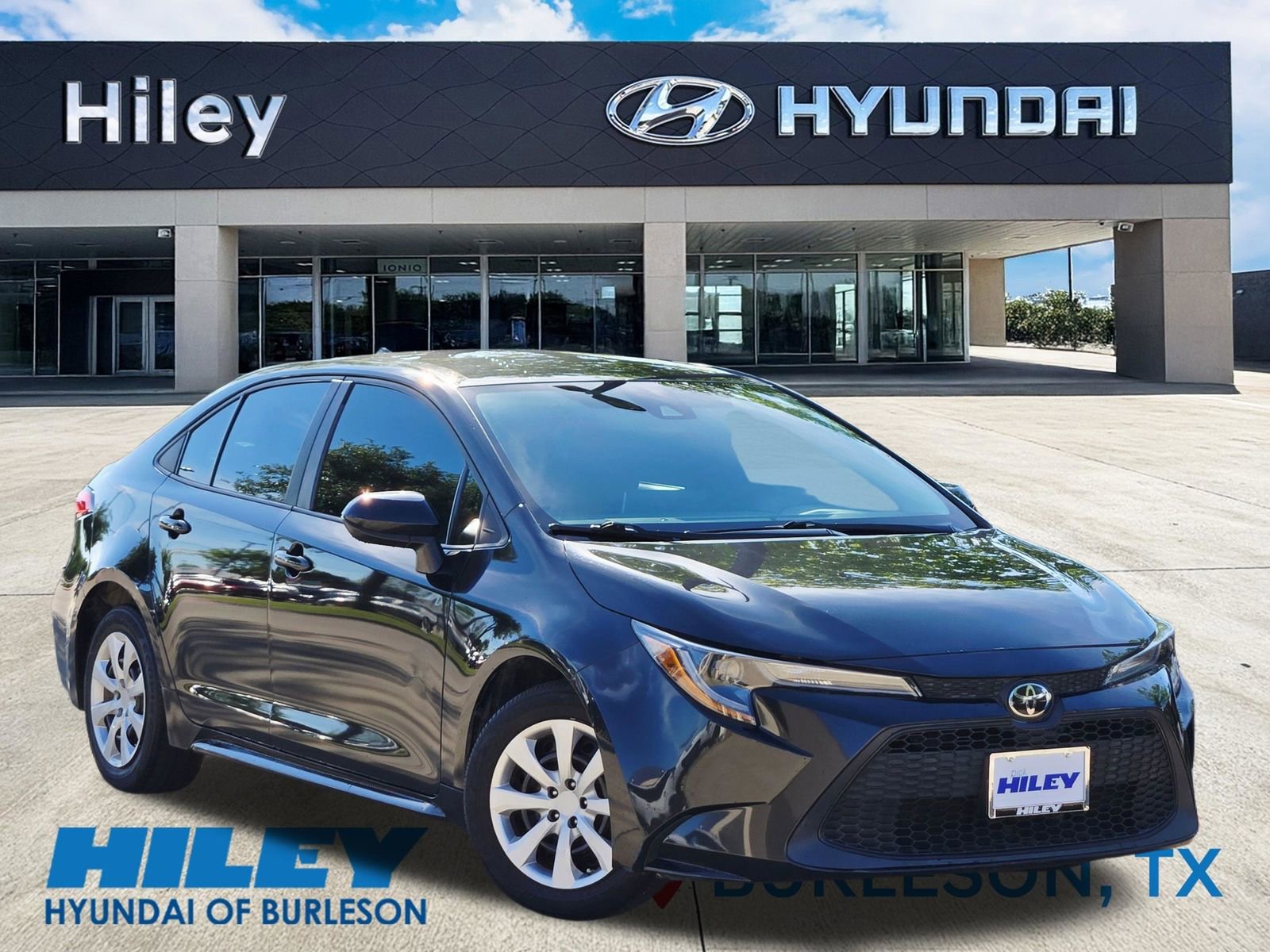 Used 2020 Toyota Corolla LE image 2