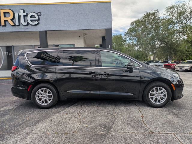 Used 2023 Chrysler Pacifica Touring-L FWD image 4