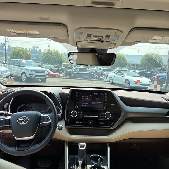 Used 2022 Toyota Highlander XLE AWD/4WD image 7