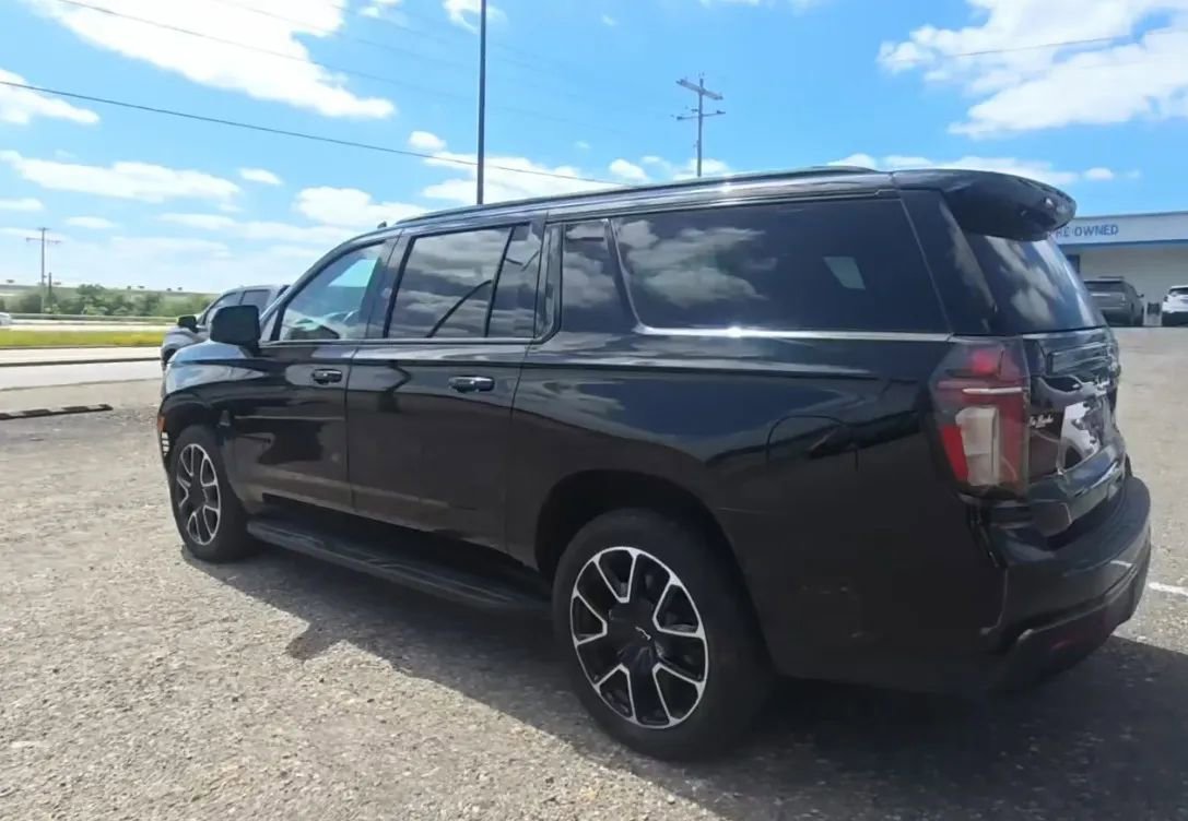 Used 2021 Chevrolet Suburban RST w/ Luxury Package image 41