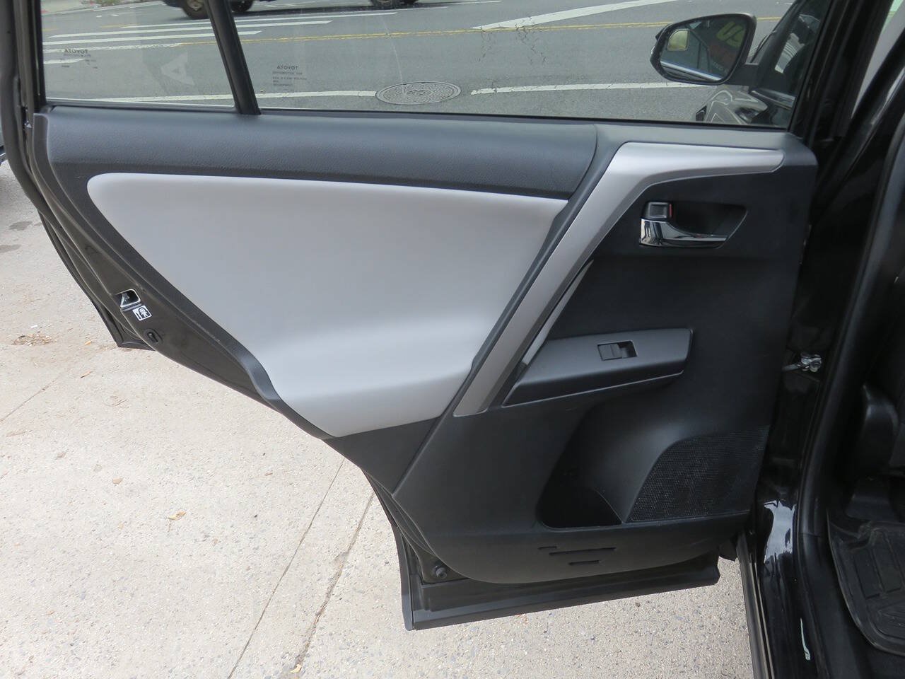 Used 2018 Toyota RAV4 XLE w/ Plus Extra Value Package AWD/4WD image 27