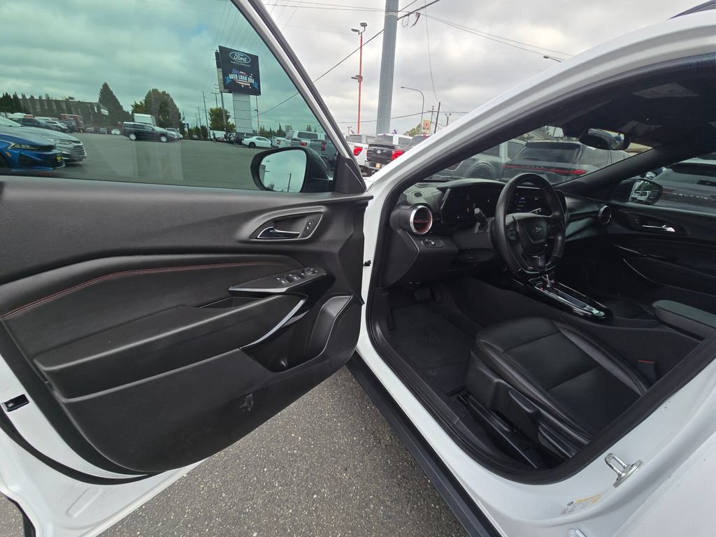 Used 2025 Chevrolet Trax RS w/ Sunroof Package FWD image 21