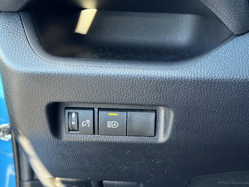 Used 2019 Toyota RAV4 LE image 27