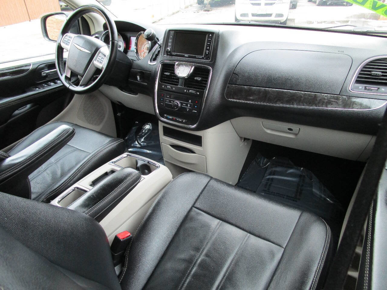 Used 2015 Chrysler Town & Country Touring image 21