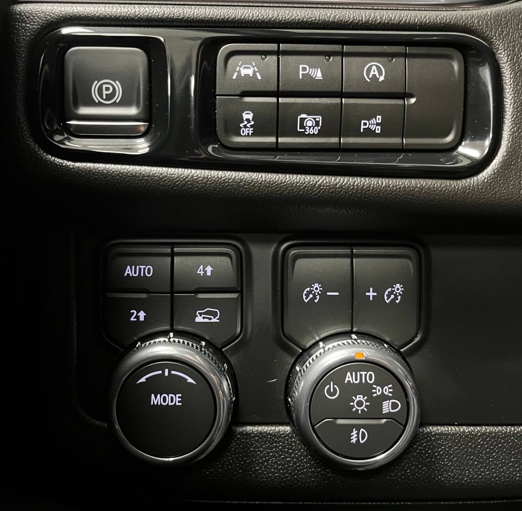 Used 2026 GMC Yukon Denali w/ Sun & Power Step Package AWD/4WD image 33