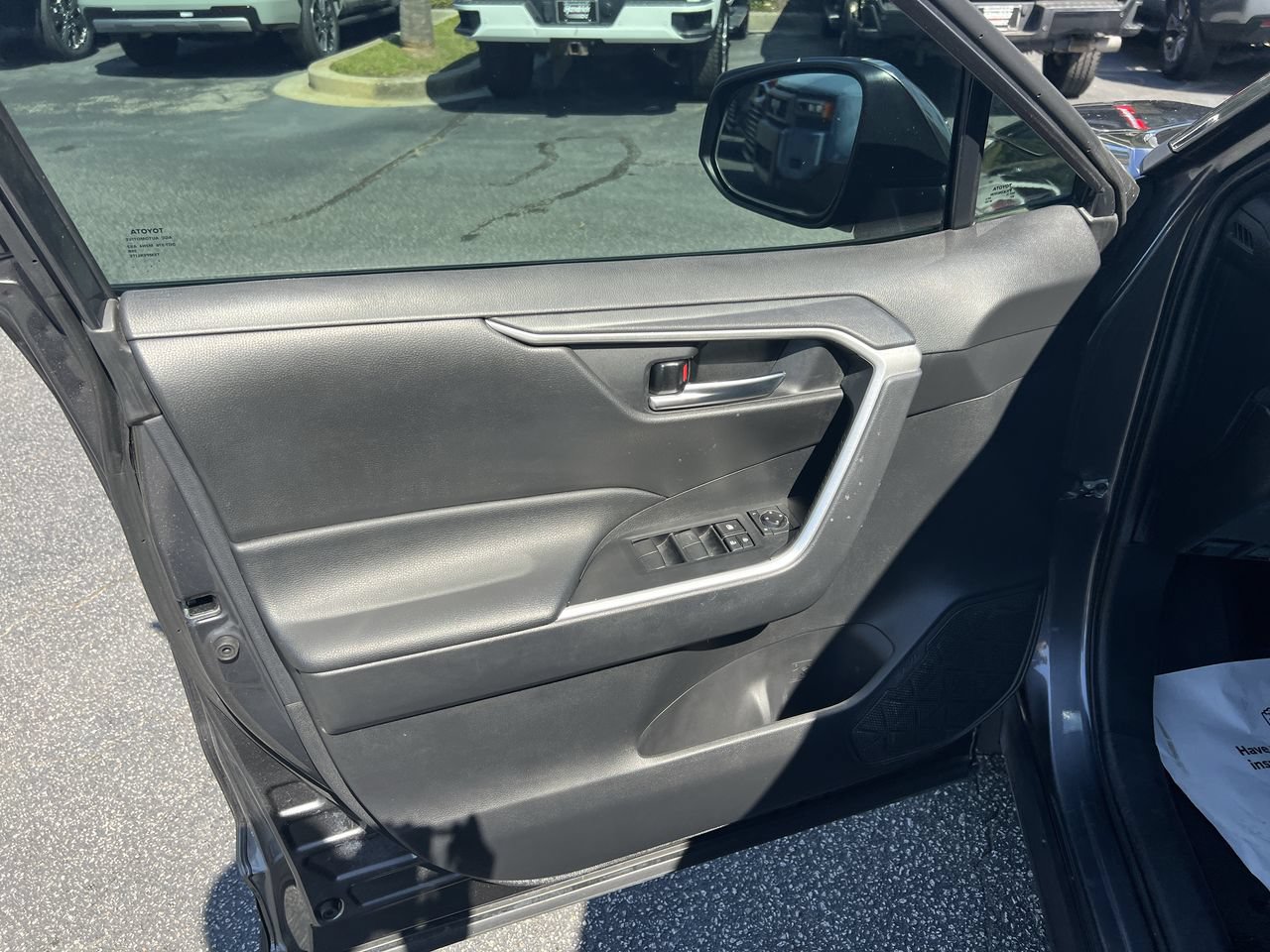 Used 2021 Toyota RAV4 XLE w/ Convenience Package FWD image 14