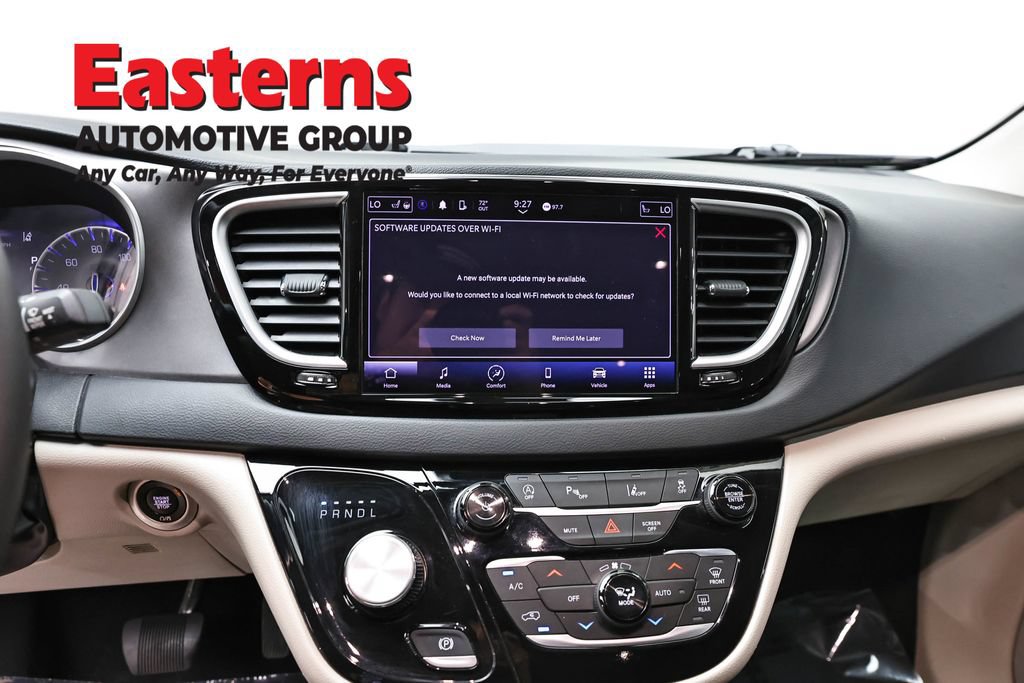 Used 2023 Chrysler Pacifica Touring-L FWD image 11