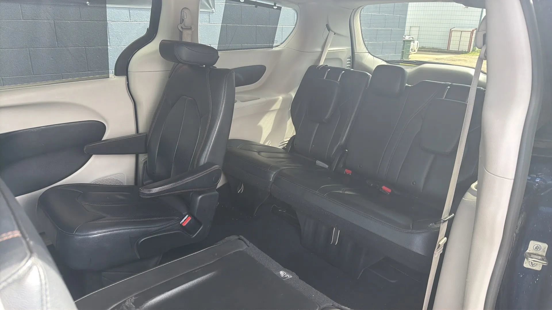 Used 2020 Chrysler Pacifica Touring-L FWD image 16